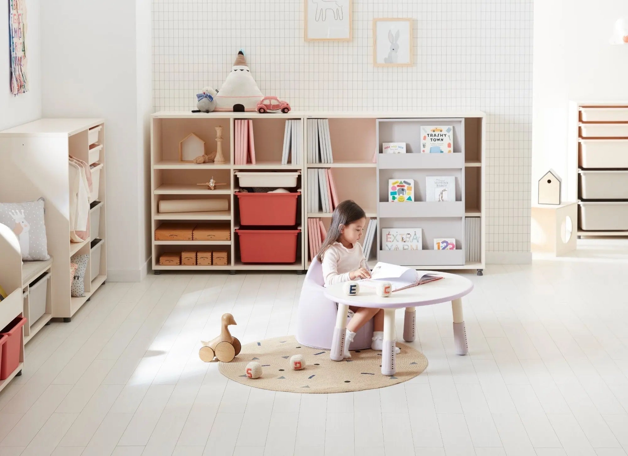 Assembling the iloom Eddi Kids Sliding Bookshelf: A Step-by-Step Guide from baby enRoute!