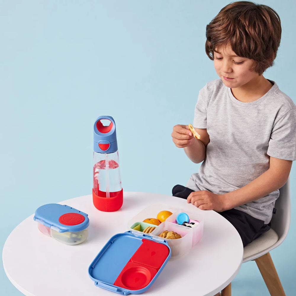 B.BOX Tritan drink bottle 600 ml with blue lid and red base, shown with kid’s lunchbox containers.