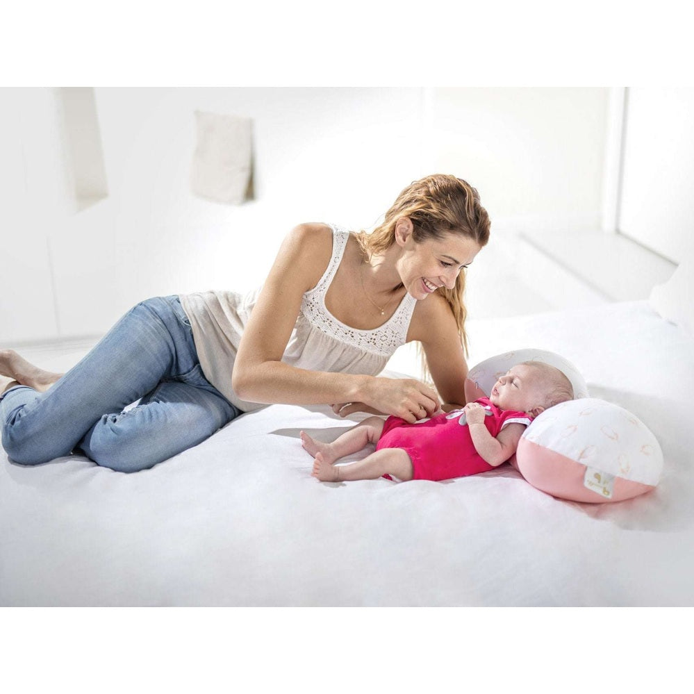 Babymoov Mom & B maternity pillow cover, pink, with a mother and baby nearby
