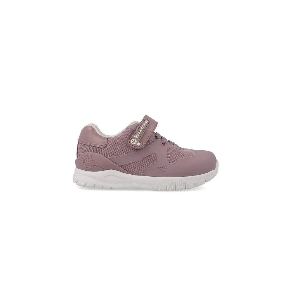 BIOMECANICS Biomecanics Malva Deportivo Elasticos Biorunning toddler shoe in mauve being fastened with Velcro strap.