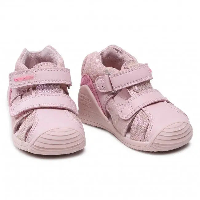 Biomécanics Sandalia Estampada Casual para toddlers, rosa con Velcro, dos pares visibles en primer plano.