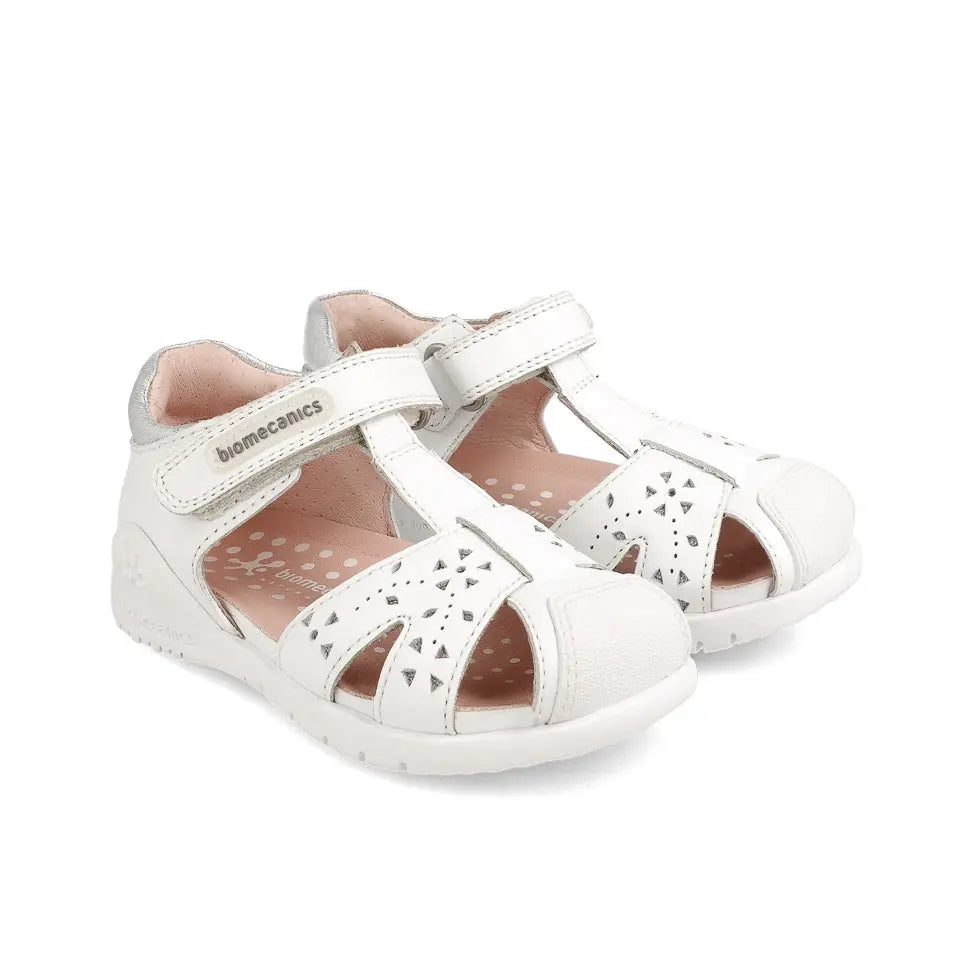 Biomecanics Sandalla Blanco toddler sandals, white leather with perforations, secured by Velcro straps.