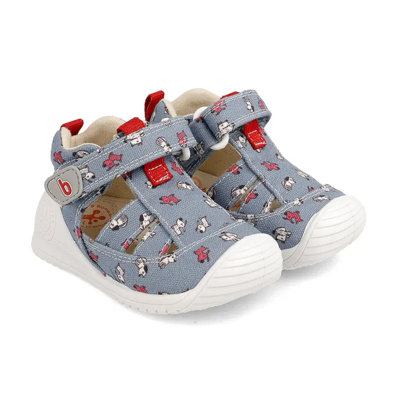 Biomecanics Sandalla Vaquero Y toddler sandals, blue denim with red Velcro straps fastened, white sole.
