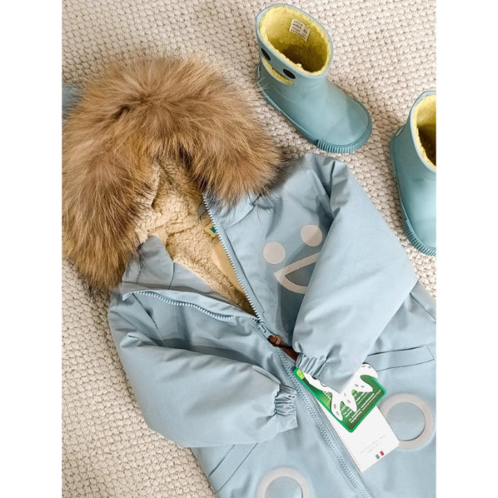 Boxbo Wistiti fleece-lined rainboots Misty Ice Blue; blue boots with yellow interior sit beside a matching coat on carpet.