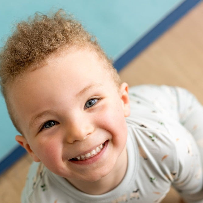 COCCOLI kid long-sleeve cotton TENCEL™ Modal pajama top, pastel print, smiling child