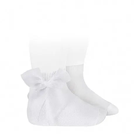 Condor Ceremony Short Socks With Organza Bow White infant socks with a tied organza bow at the ankle.