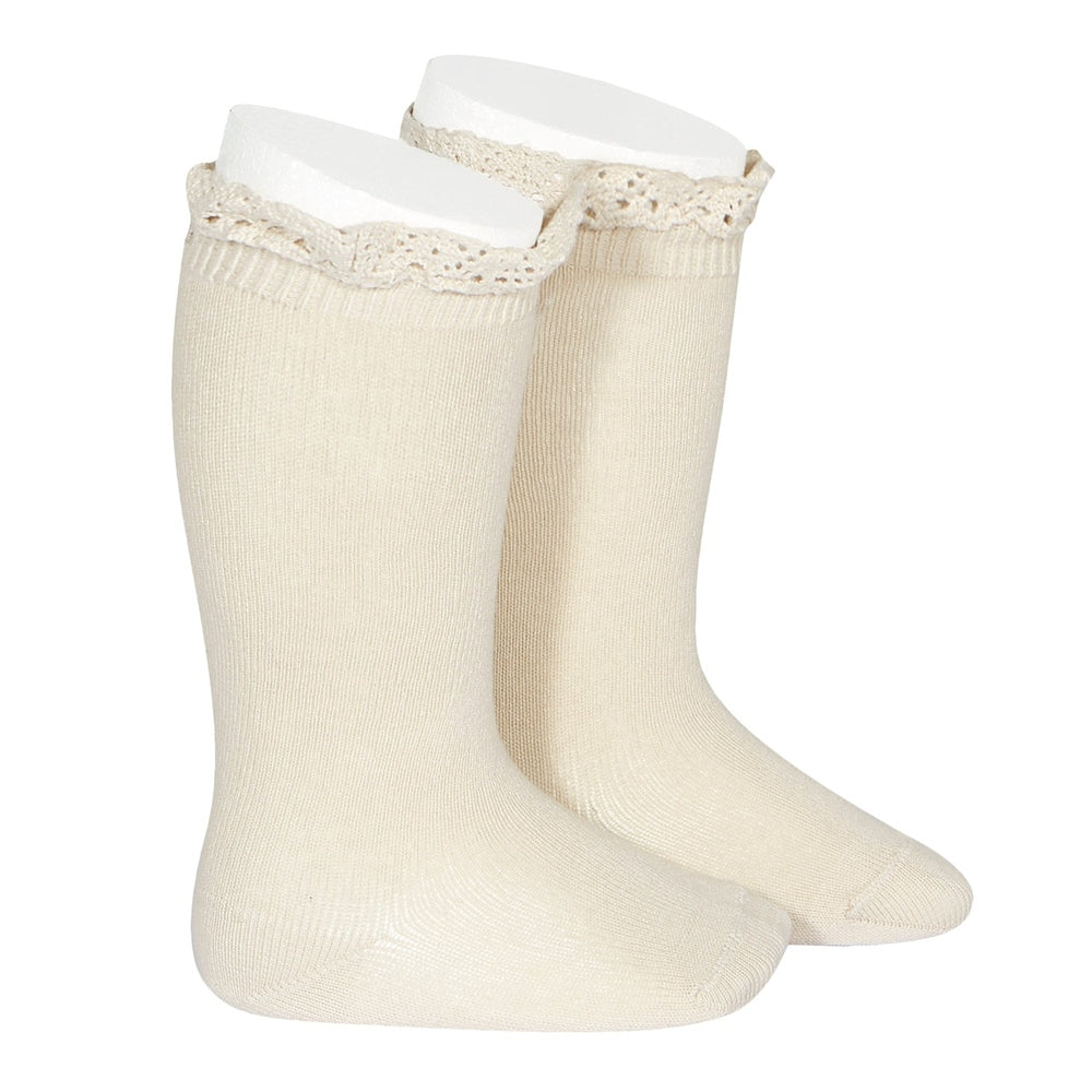 CONDOR knee socks with linen texture and lace-edged cuffs in cream, shown on mannequin feet.