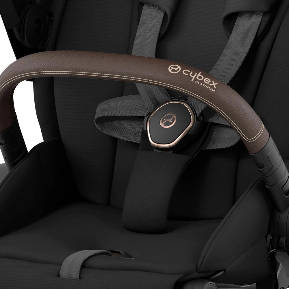 Close-up of the Cybex Platinum Priam 4 stroller seat with one-pull harness and buckle detail.