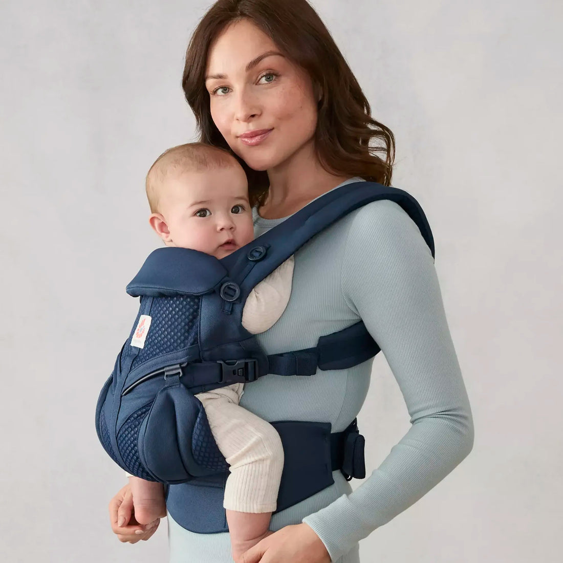 Ergobaby Omni Classic Mesh Baby Carrier Midnight Blue close-up detail of breathable mesh and buckle support