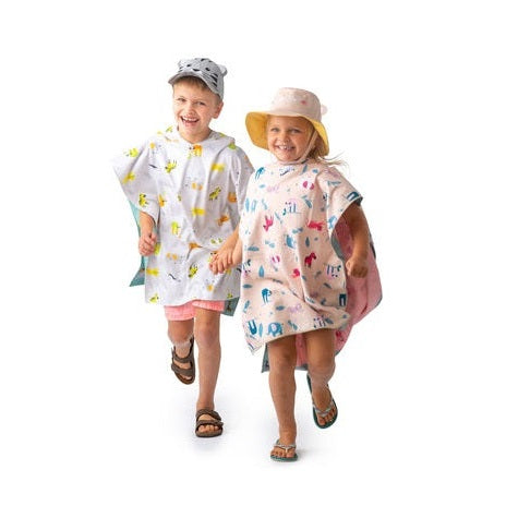Flapjackkids 3D Cap Tiger poncho for kids; two children wear light printed ponchos and sun hats.