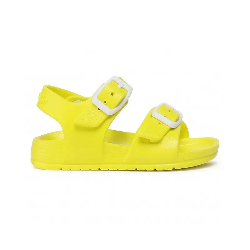 Garvalin Sandalia Hebillas Sandy yellow sandal with white buckles and adjustable straps.