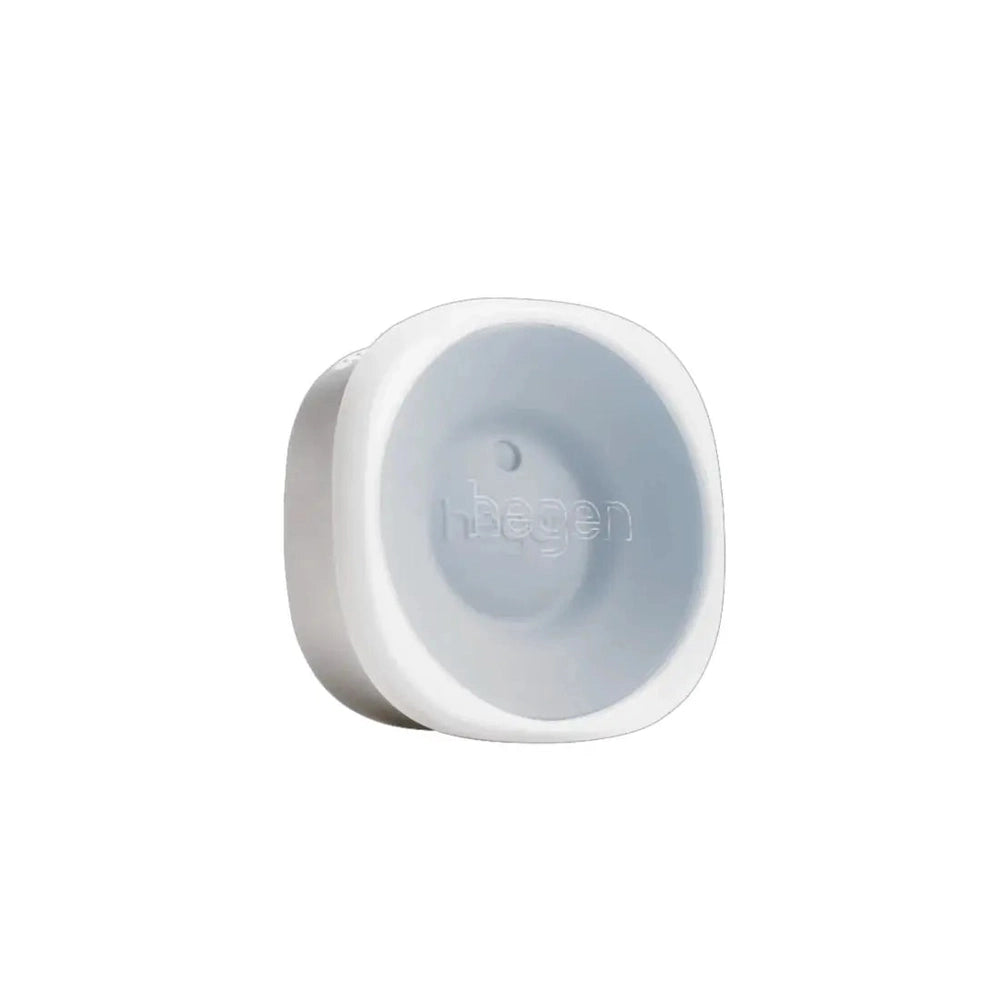 Hegen PCTO All-Rounder Crown 12M+ white silicone lid, embossed HEGEN, for transitioning feeding bottles.