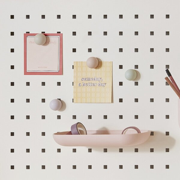 ILOOM magnet set, 4 pastel magnets on a pegboard with notes, by baby enRoute