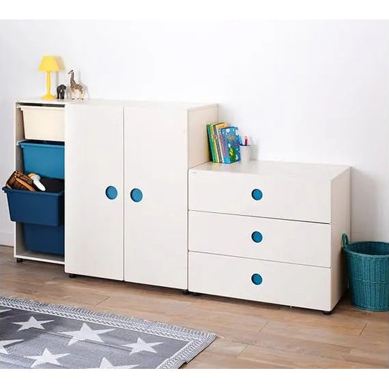 ILOOM Tinkle Pop 3 Drawer Dresser 800W in white with blue knobs; blue bins on the open shelf illustrate storage.