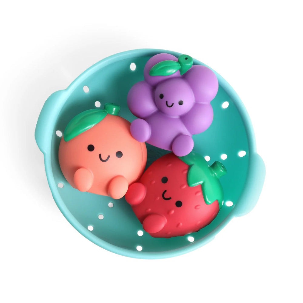 Itzy Splash Pals bath toys set of 3 fruit characters (peach, strawberry, grape) in a turquoise colander