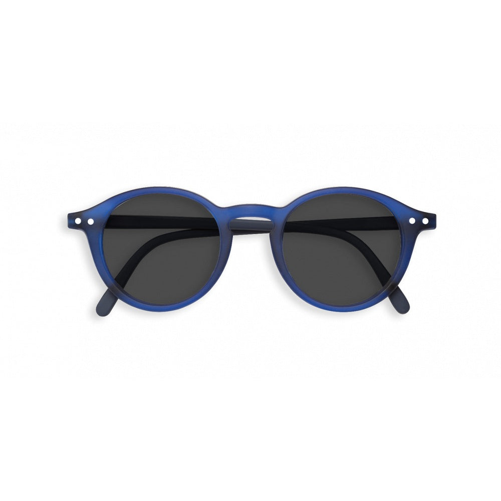 IZIPIZI Sun Junior D Archi Blue sunglasses for kids, blue round frames with dark lenses.
