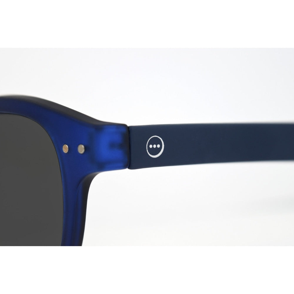 IZIPIZI Sun Junior Archi Blue sunglasses with blue frame and logo on temple