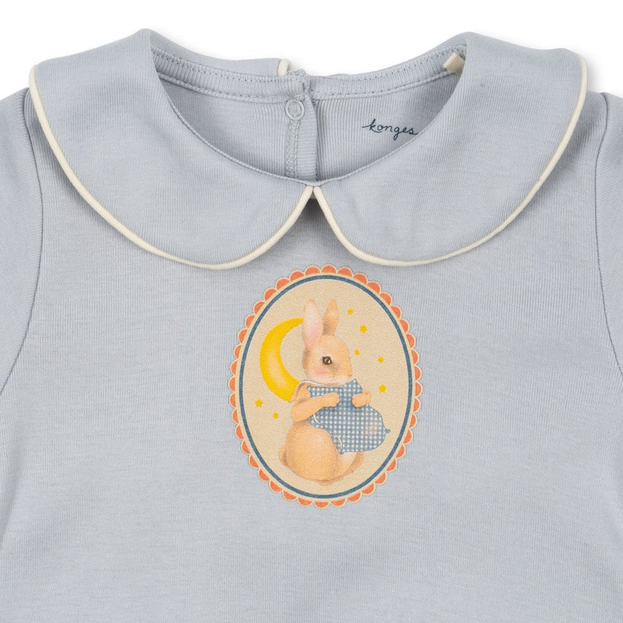 Konges Slojd Coty Gift Set Gray Dawn baby outfit featuring cream-trim Peter Rabbit print on soft gray fabric.