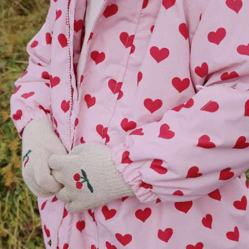 Konges Slojd Filla gloves Cherry Stripe (2-pack); cream knit mittens with red cherry embroidery