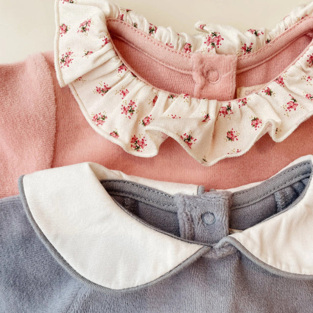 Konges Slojd Miffa Onesie Gots Trade Winds two-piece pastel pink/blue set with floral ruffle collar.