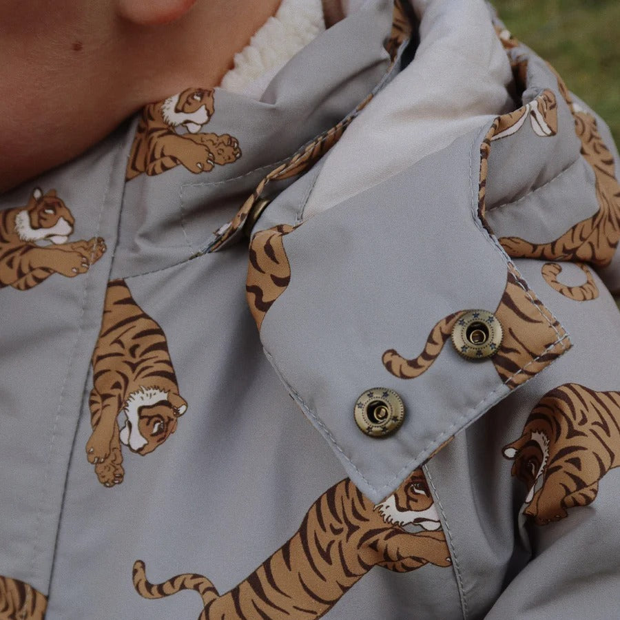 Konges Slojd Mismou Jacket Tiger Oak in gray with tiger print; close-up shows snap buttons on the collar.