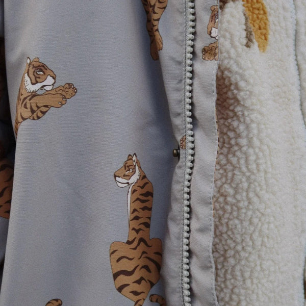 Konges Slojd Mismou Jacket Tiger Oak, gray tiger-print outer with sherpa lining, zipper closed showing cozy fleece.