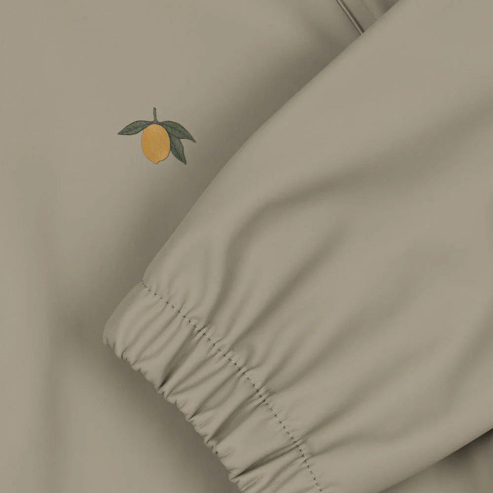 Konges Slojd Plainy Rain Set Laurel Oak beige rain coat sleeve with lemon emblem