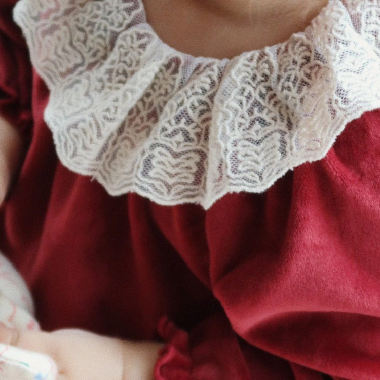 Konges Slojd Venola Romper Red Dahlia with white lace collar, close-up of the ruffled neckline.