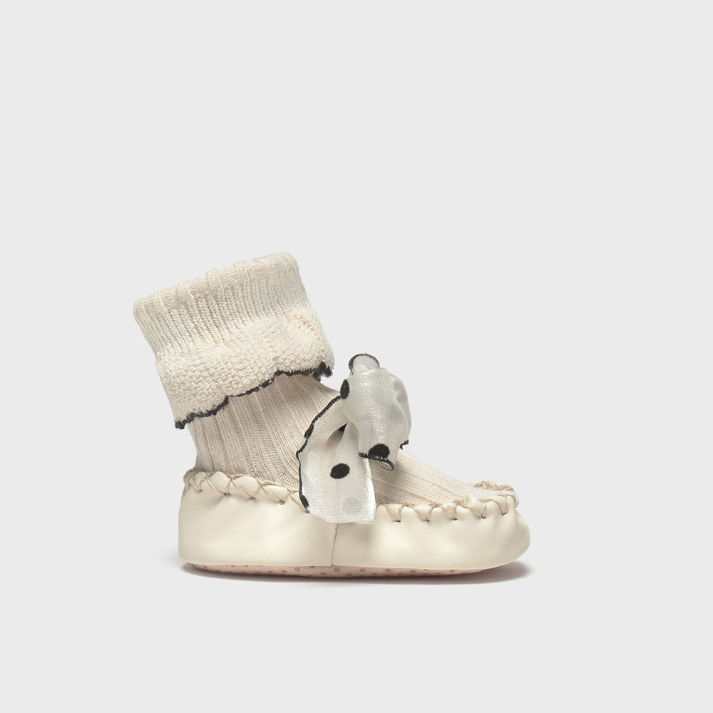 Mayoral newborn bow shoes cream: cream knit bootie with black-trim satin bow for baby.