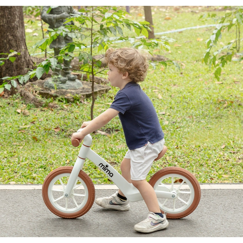 Mima Zoom Lite Balance Bike white lifestyle first-ride feature
