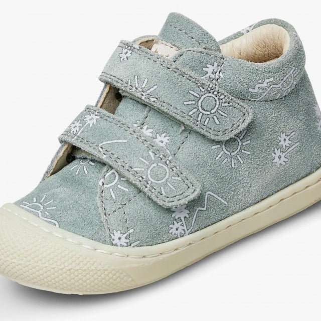 Naturino Cocoon Vl Suede Sahara Sage baby sneaker with two Velcro straps, sun embroidery, cream sole