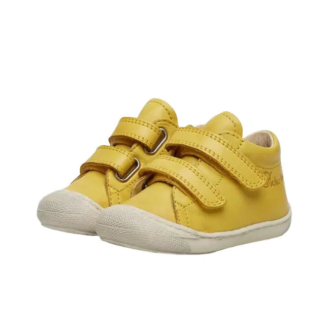 Naturino Cocoon Vl Yellow baby sneakers fastened with double Velcro straps, yellow leather upper and white sole.
