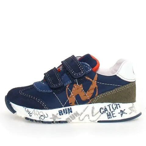 Naturino Jesko Vl Celeste Navy toddler sneakers with navy upper, orange logo, Velcro straps, white sole.