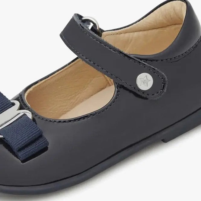 Naturino Jete Patent Leather Ballerinas Black with adjustable strap fastened by a star button.