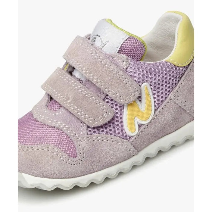Naturino Sammy 2 Vl Suede Lilac toddler sneakers with purple mesh and yellow accents, two Velcro straps fastened.