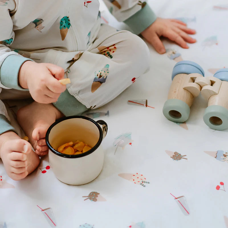 Nest Designs bamboo crib sheet Ice Cream Summer with ice cream motif for a cozy nursery