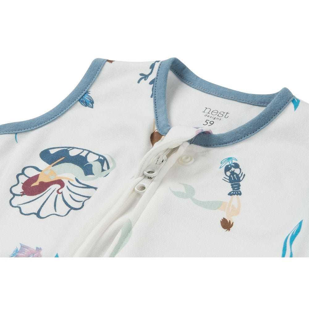 Nest Designs Startle Stop Sleep Bag 0.5 Tog Splish Splash, white with blue trim and shell print