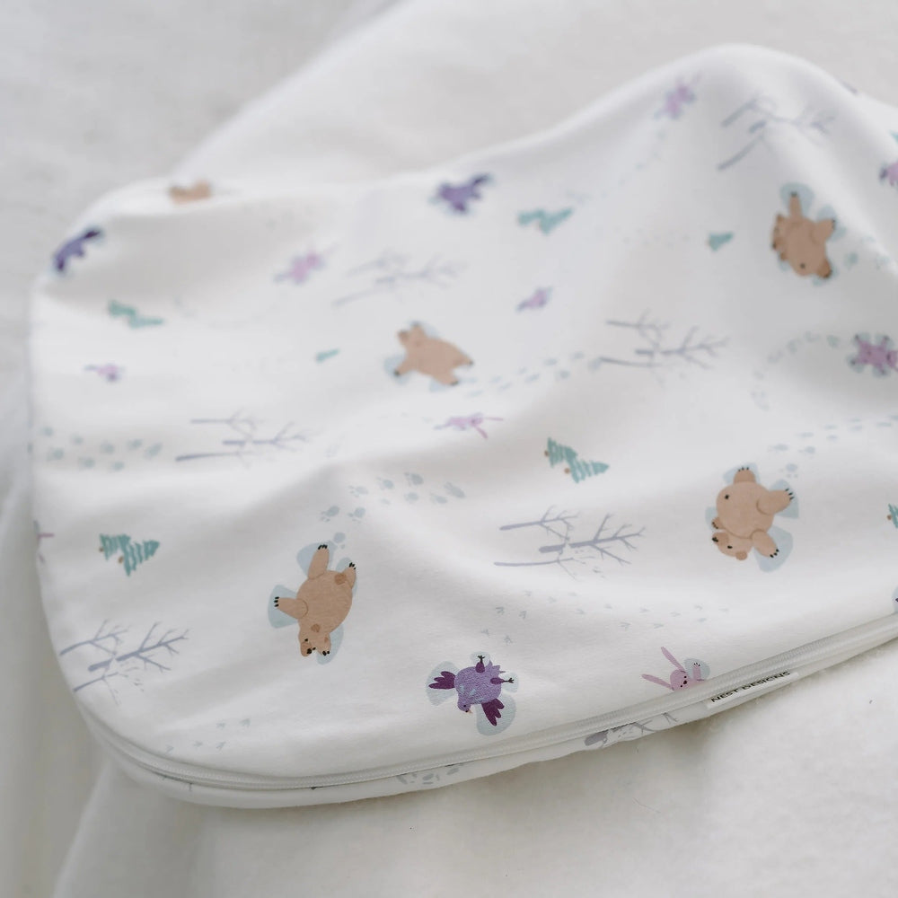 Nest Designs Organic Cotton Startle Stop Sleep Bag 0.5 Tog Snow Angels, white with bears and snowflakes shown laid flat.