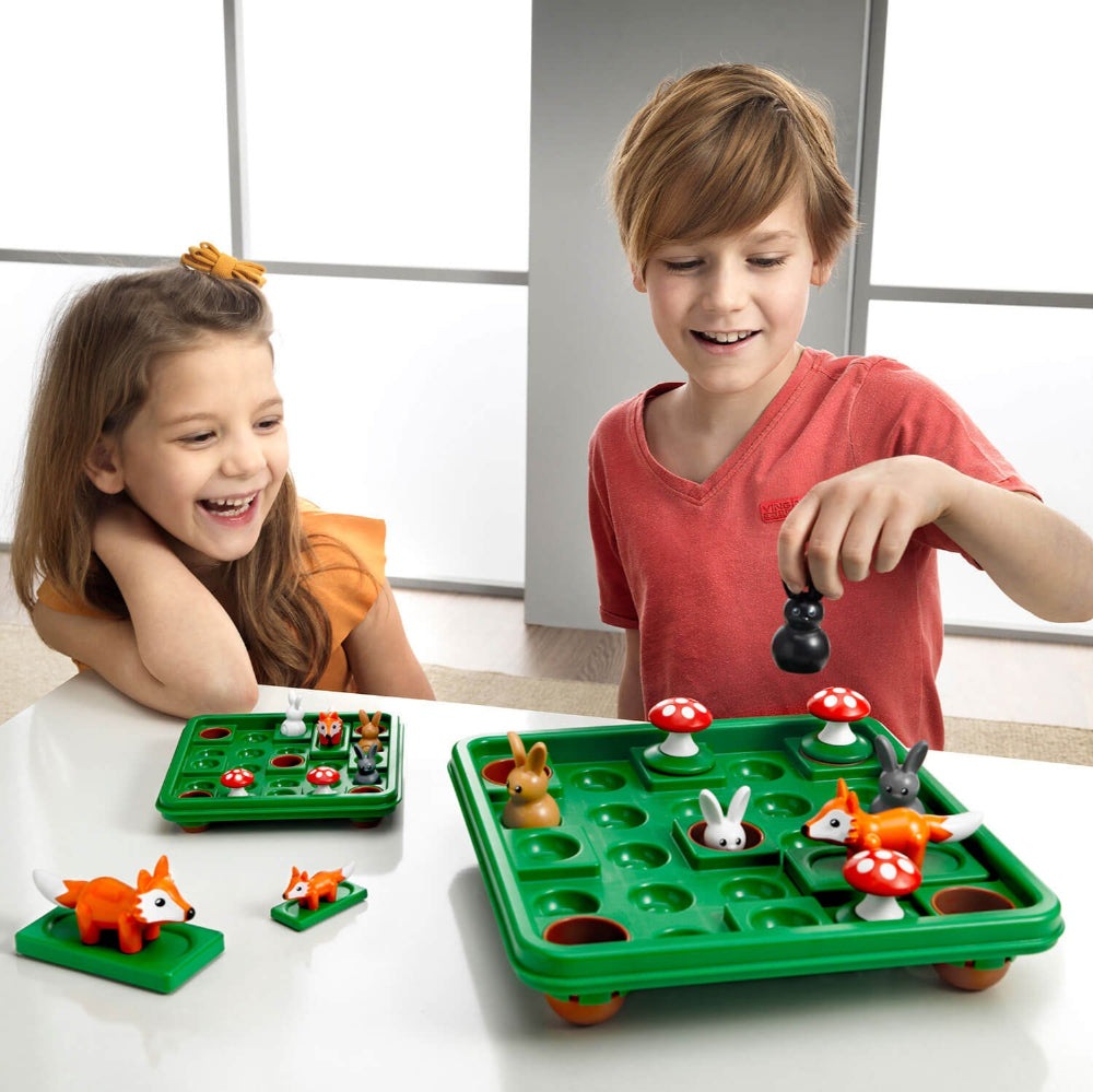 Smart Games Jump In XXL educational board game with a green grid, animal figures and mushroom pieces.