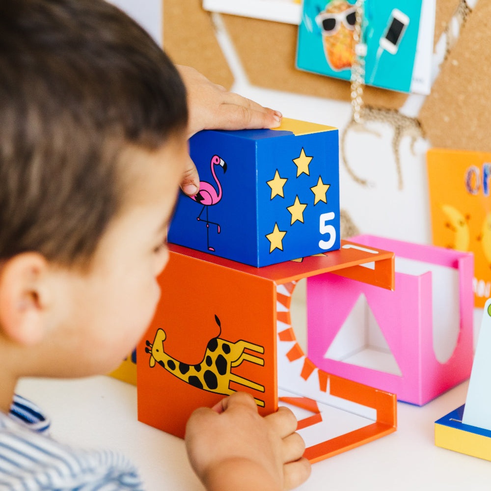 Smart Games Peek-A-Zoo blue block with pink flamingo and yellow stars, number 5 on orange giraffe box