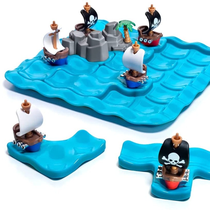 Smart Games Pirates Crossfire: five pirate ships on a blue wavy sea island game board