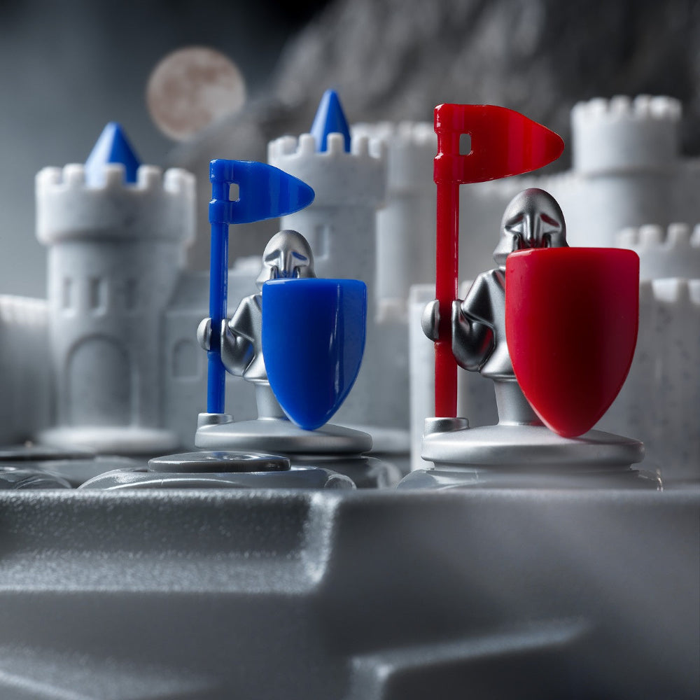 Smart Games Walls & Warriors: two knight figurines with blue and red shields and flags on castle playset