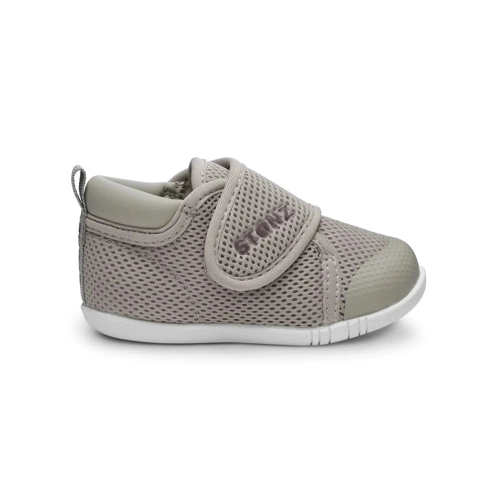 Stonz Cruiser Original Baby Shoes Dune, beige mesh with hook-and-loop strap, baby fastens strap for secure fit.
