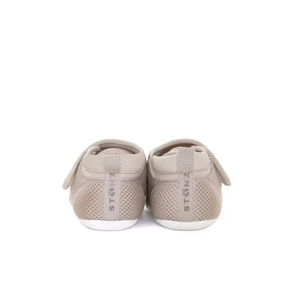 Stonz Cruiser Original Baby Shoes Dune, beige mesh upper with flexible sole, back view shows STONZ heel tabs.