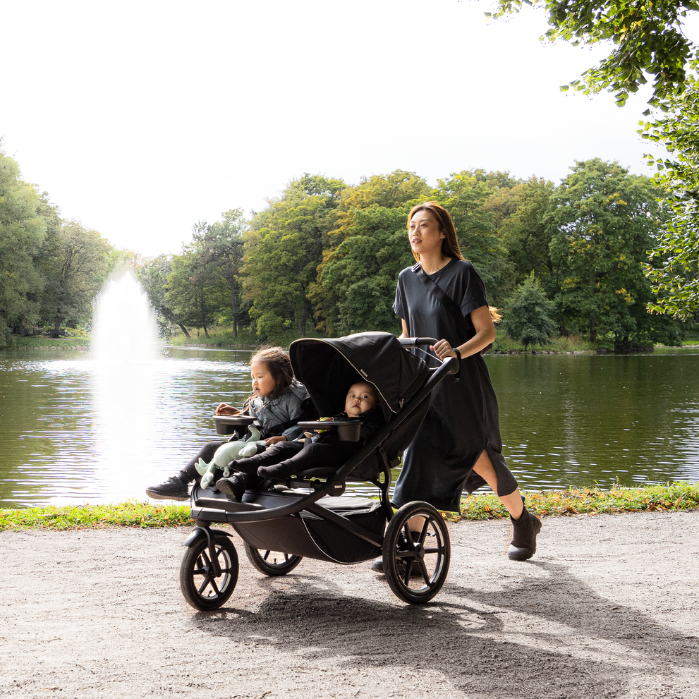 Thule Urban Glide 3 Double stroller black magnetic buckle wheel detail view