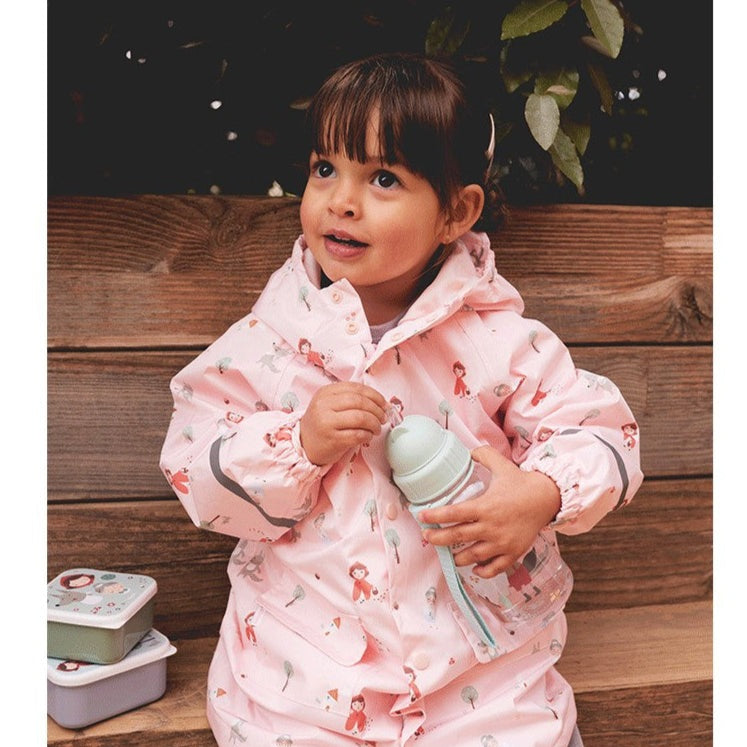 Tutete kids Tritan water bottle 500 ml light green with straw, held by toddler in pink printed snowsuit