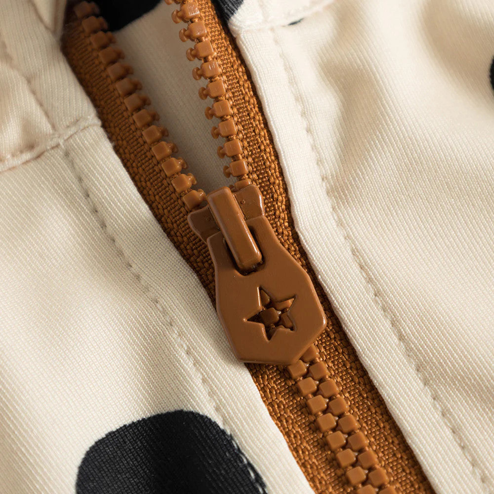 Weedo Puppydo Thermoshirt beige with brown zipper; zipper is being pulled up, star-cut pull visible.