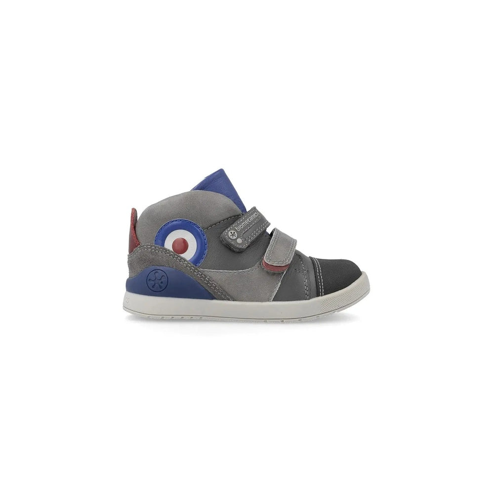 Biomecanics Antracita Y Marengo Casual Boy sneaker, grey with blue accents and Velcro strap fastened.