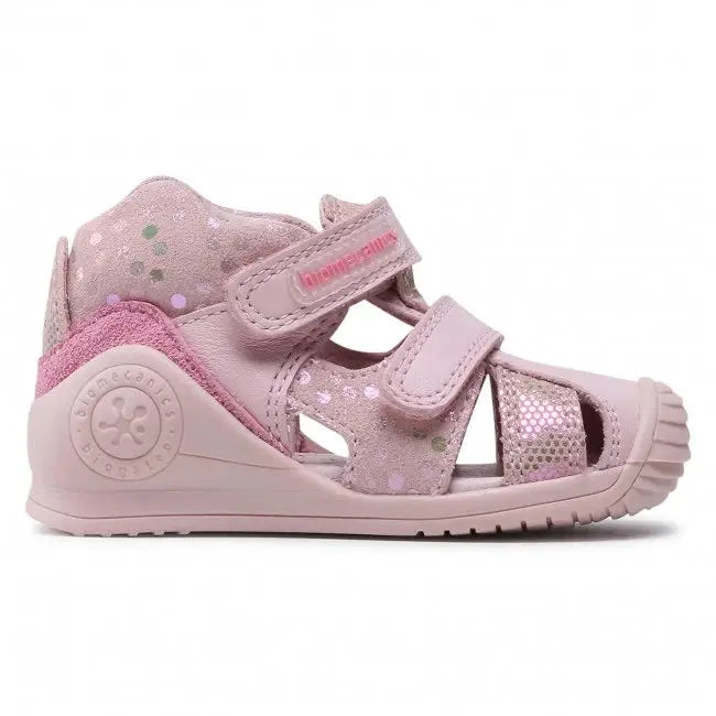 Biomecanics Sandalia Estampada Casual in pink with two Velcro straps, polka-dot details, and light pink sole.