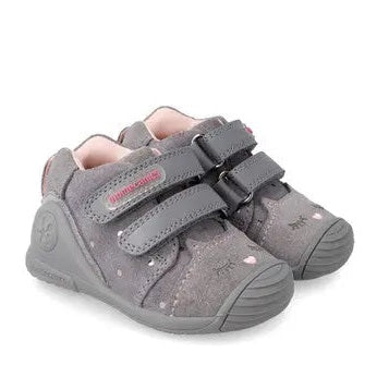 Biomecanics Shadow Cat Boot for babies, gray suede with Velcro straps fastened on a flexible sole.